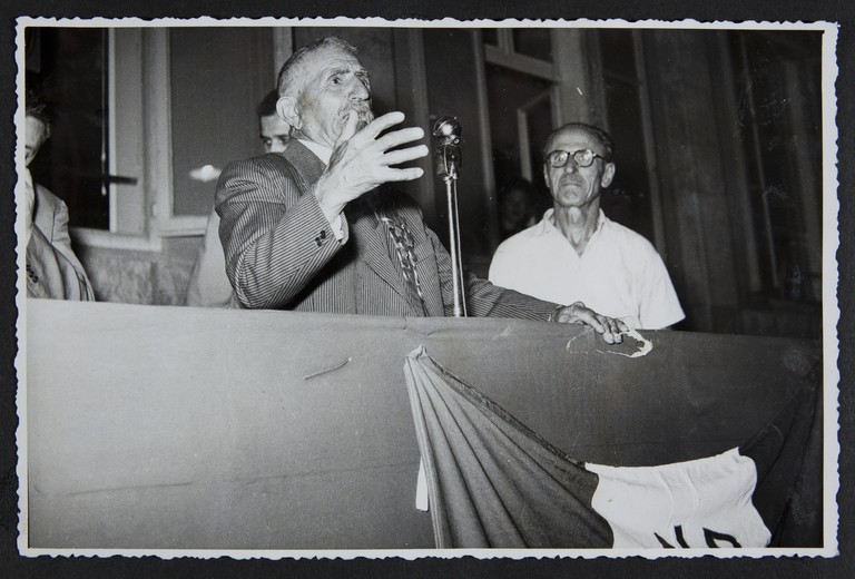 Trieste, luglio 1956, A.N.P.I. provinciale, Alcide Cervi parla dal palco